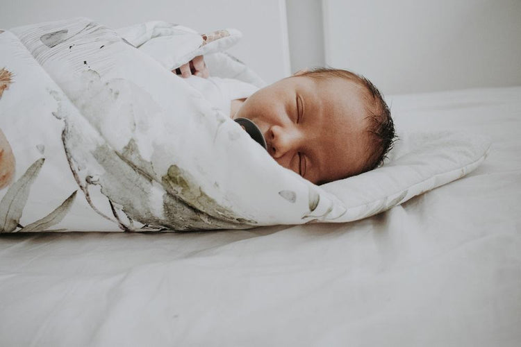 neugeborenes Baby eingewickelt in wickeldecke wrap